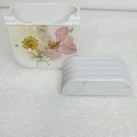 Real Flower AirPod Case 5 - Picture 2 of 8